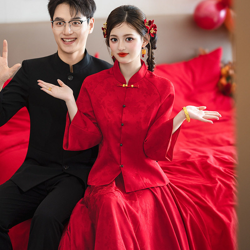 中式红色长袖旗袍秀禾服新娘敬酒