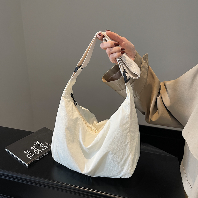 跨境纯色休闲斜挎包尼龙布包轻便百搭大容量通勤单肩包运动饺子