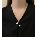 珍珠领口防走光神器精致母贝胸针扣人鱼尾别针固定衣服扣收腰配饰