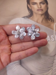 天然淡水珍珠耳钉无核蓝光花瓣珍珠耳环