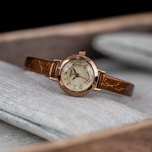 聚利时贝母盘花瓣镜面女小巧手表