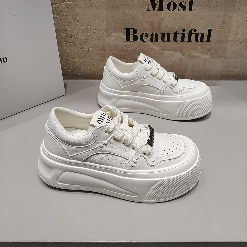 巴宝秀超轻松糕底小白鞋圆头低帮绑带韩版增高女鞋2026春款金属扣