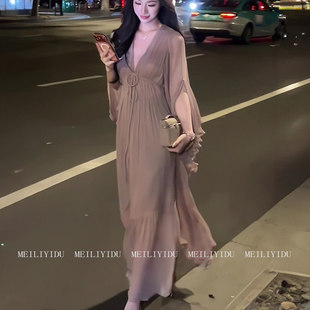 大码胖mm法式优雅风褶皱V领连衣裙女夏季新款喇叭袖系带收腰长裙