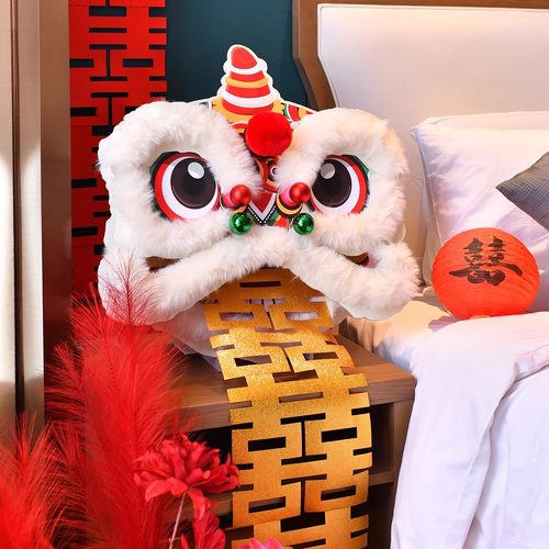 结婚狮子头灯新娘晨袍拍照
