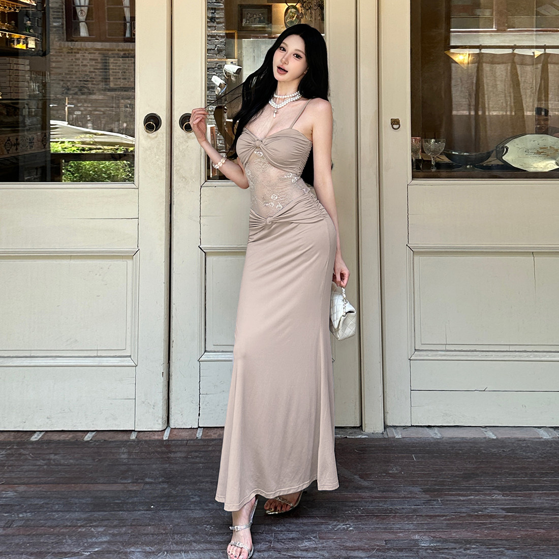 御姐风卡其色蕾丝拼接吊带连衣裙