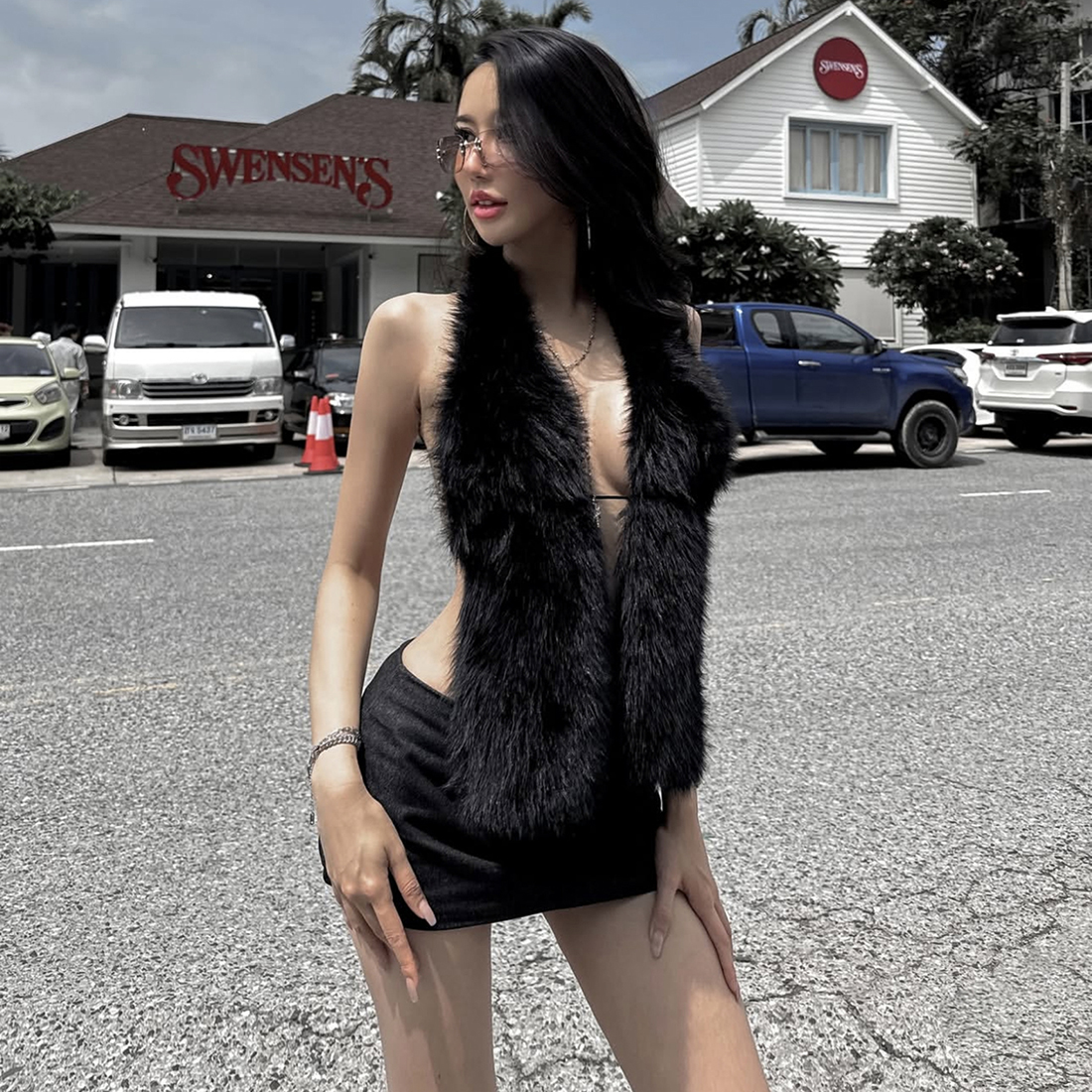 性感辣妹小众时尚毛毛挂脖背心女