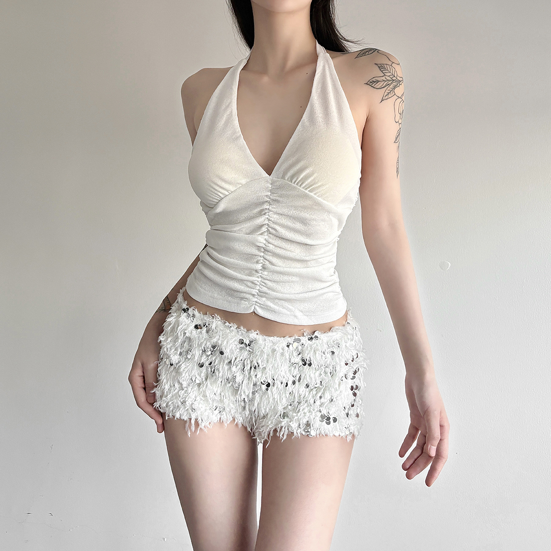 褶皱挂脖背心亮片毛毛短裤两件套