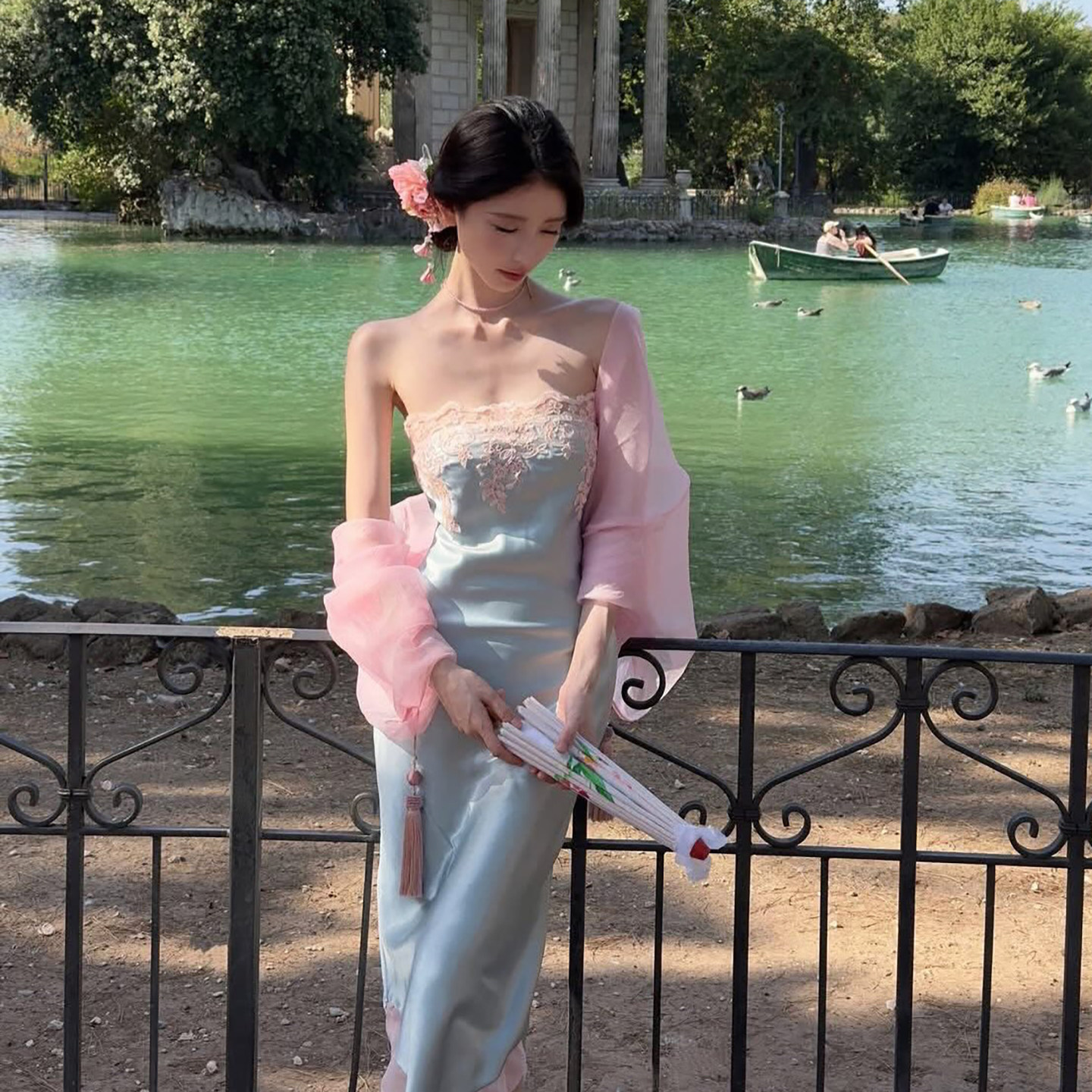 方圆同款缎面蕾丝绣花抹胸连衣裙图片