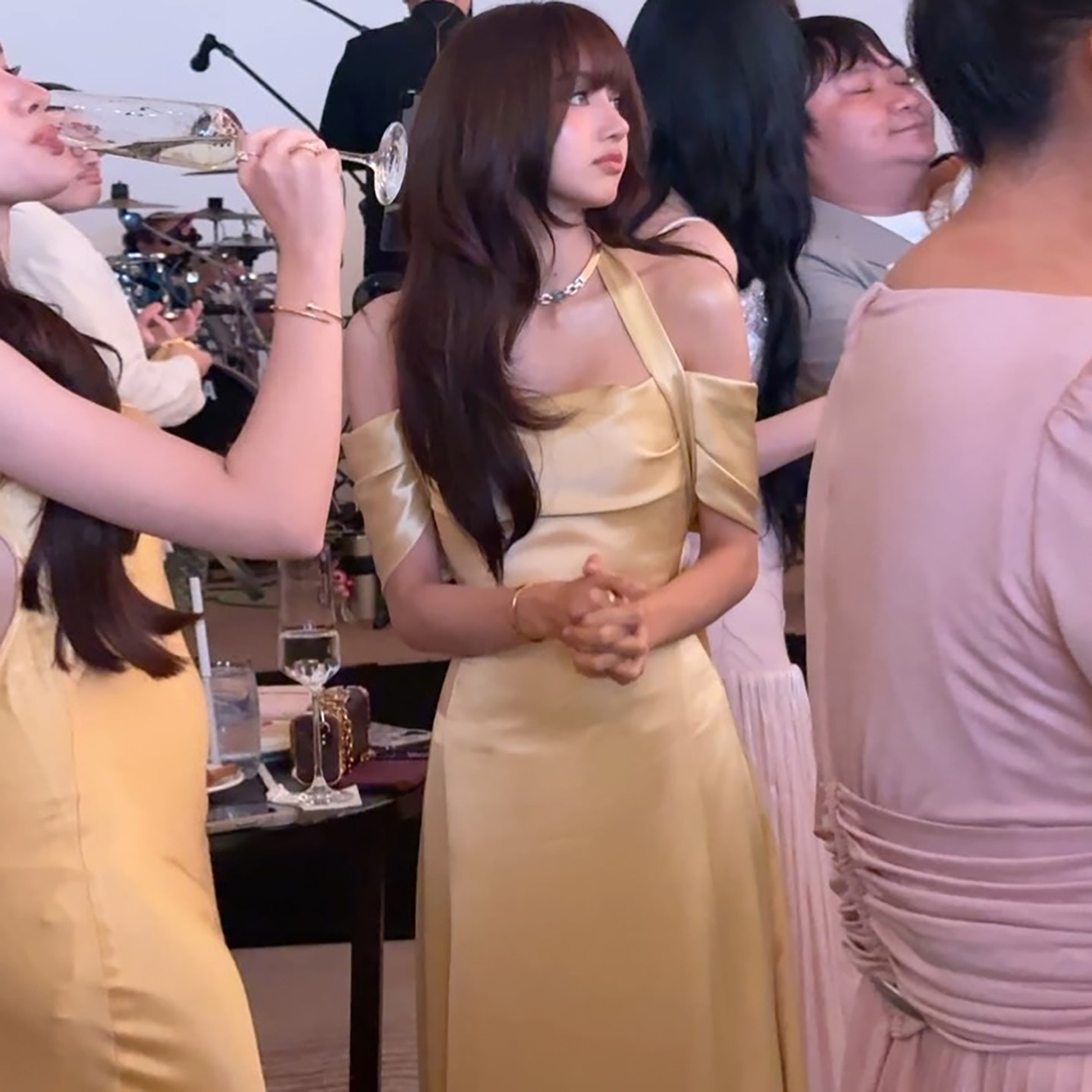 Lisa同款轻奢缎面露肩挂脖连衣裙图片