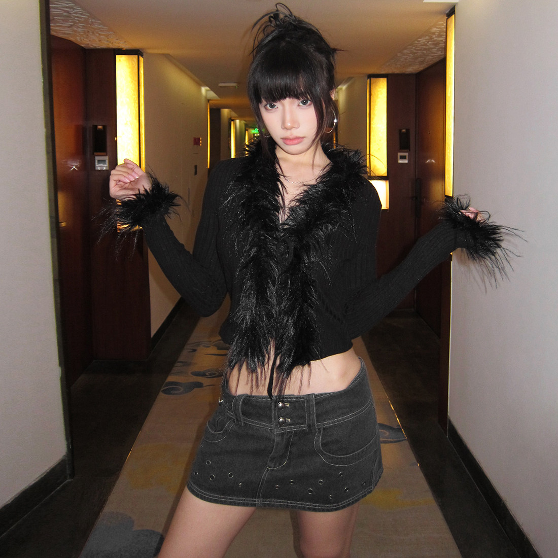 怪诞女孩 酷飒辣妹风毛毛拼接系带长袖T恤女 性感修身开衫短上衣