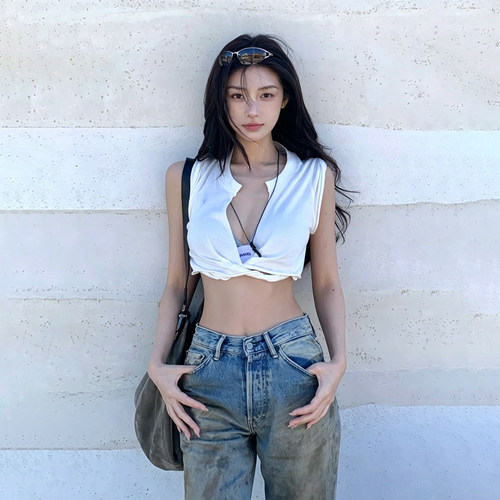 街拍时尚辣妹扭结V领无袖背心女