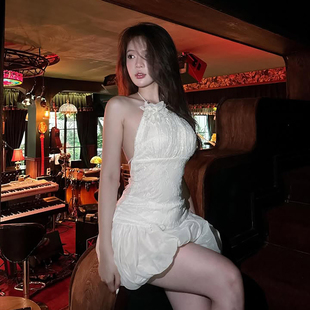 怪诞女孩 纯欲性感系带大露背挂脖连衣裙女 立体花朵修身蓬蓬短裙