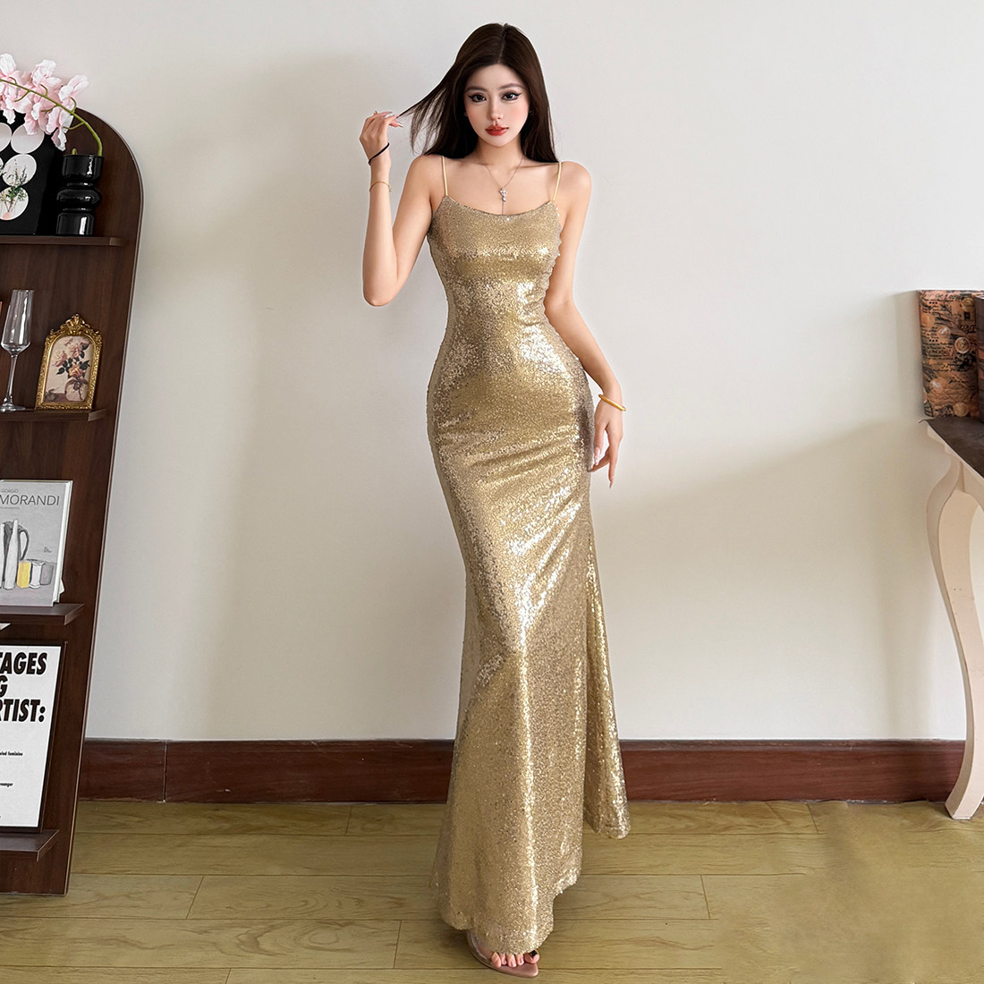 怪诞女孩 轻奢风高级感金色亮片吊带连衣裙女 宴会晚礼服收腰长裙