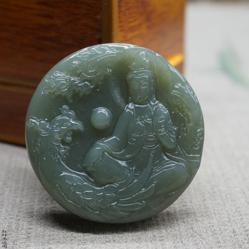 青白玉双面雕刻骑凤观音玉吊坠