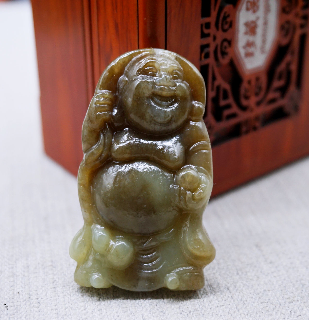 和田玉糖黄玉站佛玉佩吊坠