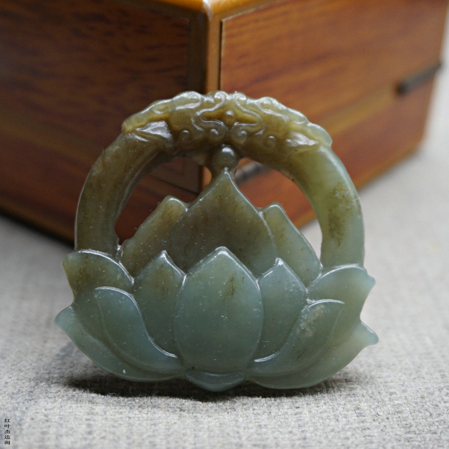 天然玉石和田玉糖青俏色双面雕刻双龙莲花坠男女款玉石链挂件玉佩