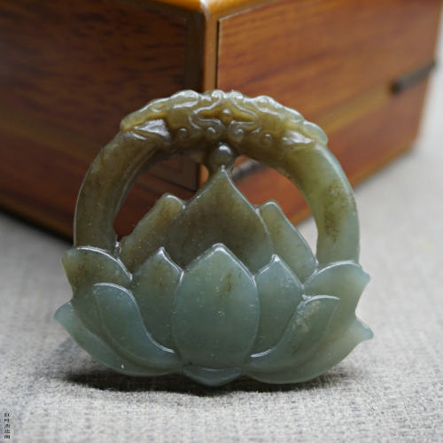 糖青俏色双面雕刻双龙莲花坠