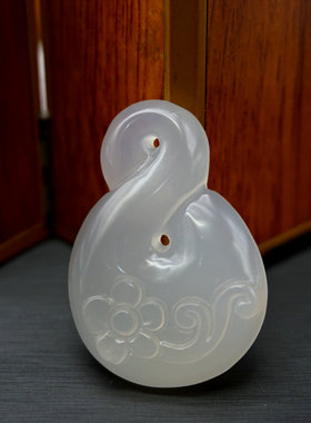 天然冰种玉髓扭转乾坤挂坠白玛瑙