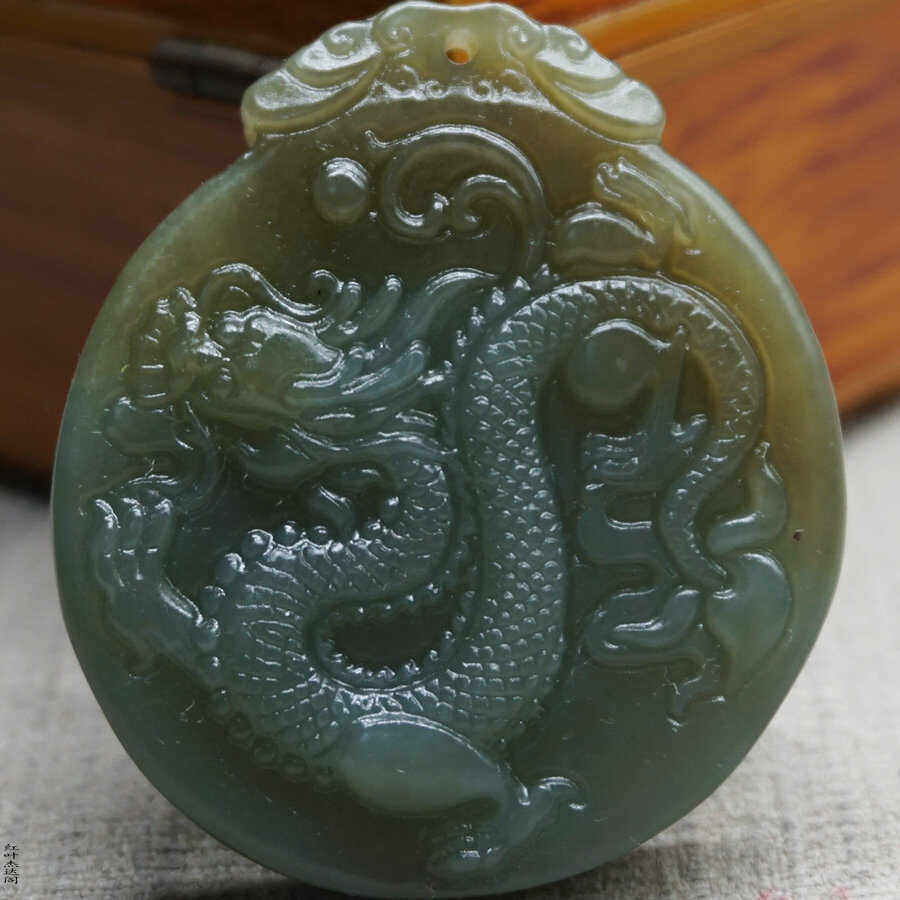 糖青玉龙圆牌吊坠玉石生肖龙项链