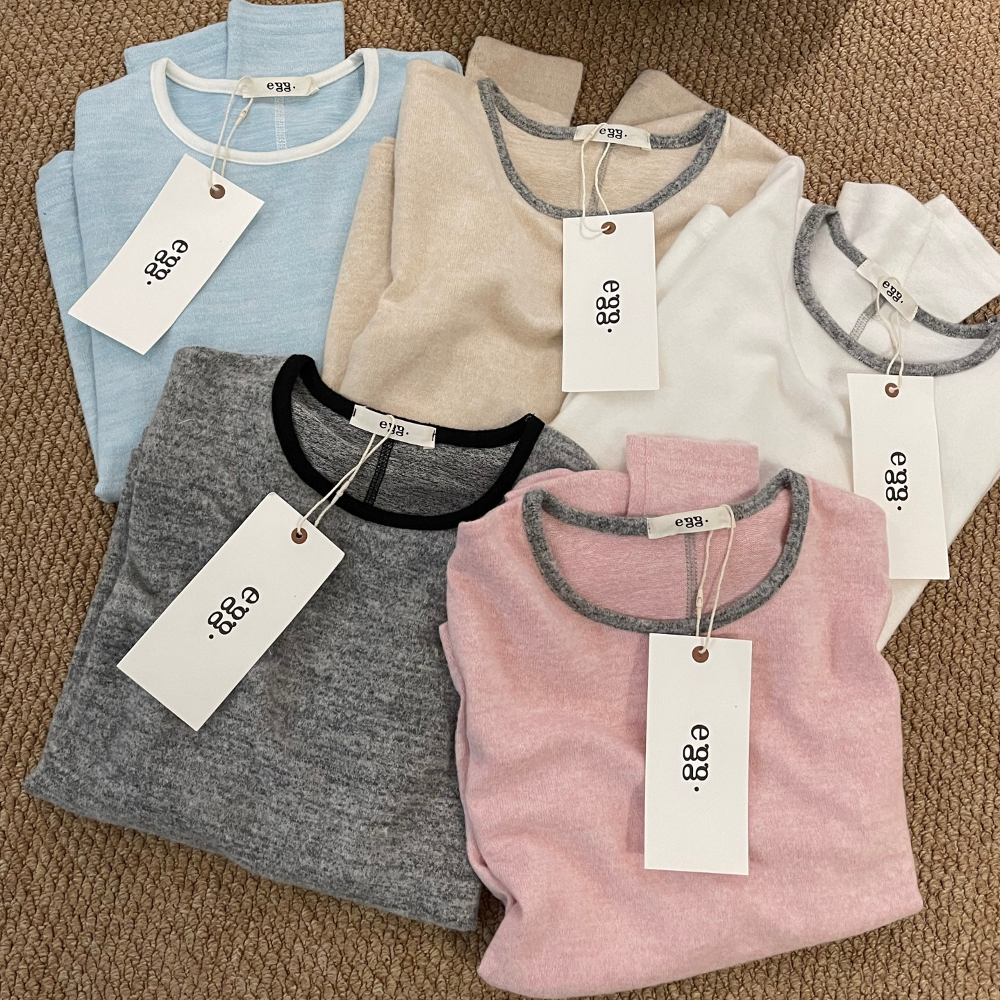 韩代@e*g 奶呼呼温柔韩系~撞色领口软糯毛绒绒磨毛圆领长袖打底衫