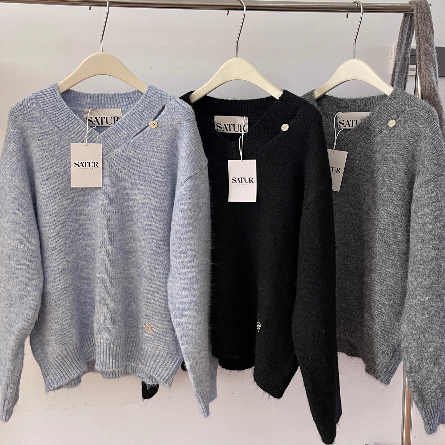 韩代@sat*r 35%羊毛 纽扣字母刺绣慵懒宽松马海毛V领毛衣 情侣款