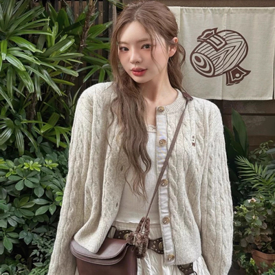 韩代@who*u 6%羊毛 软糯厚实复古小熊刺绣麻花针织毛衣外套