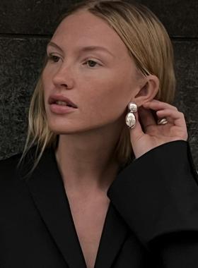 丹麦ins博主lie设计师同款静奢风街拍飒轻奢镀金气场椭圆耳钉耳环