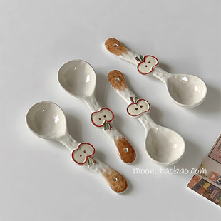 高级感家用陶瓷釉下彩海派甜心长柄勺高颜值可爱儿童苹果造型调羹