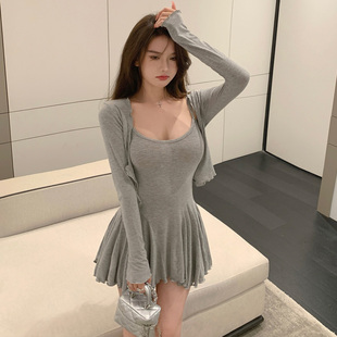 吊带连衣裙短裙女春季 甜辣裙子高级感低胸领纯欲性感套装 收腰修身