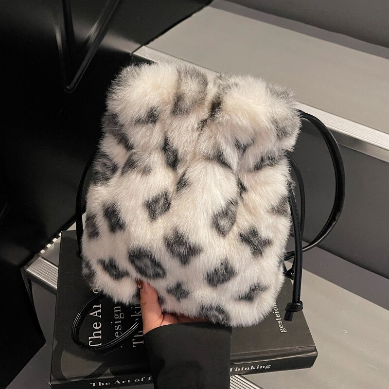 冬季新款可爱毛毛包高级感小众毛绒包包女毛茸茸斜挎包洋气小包包