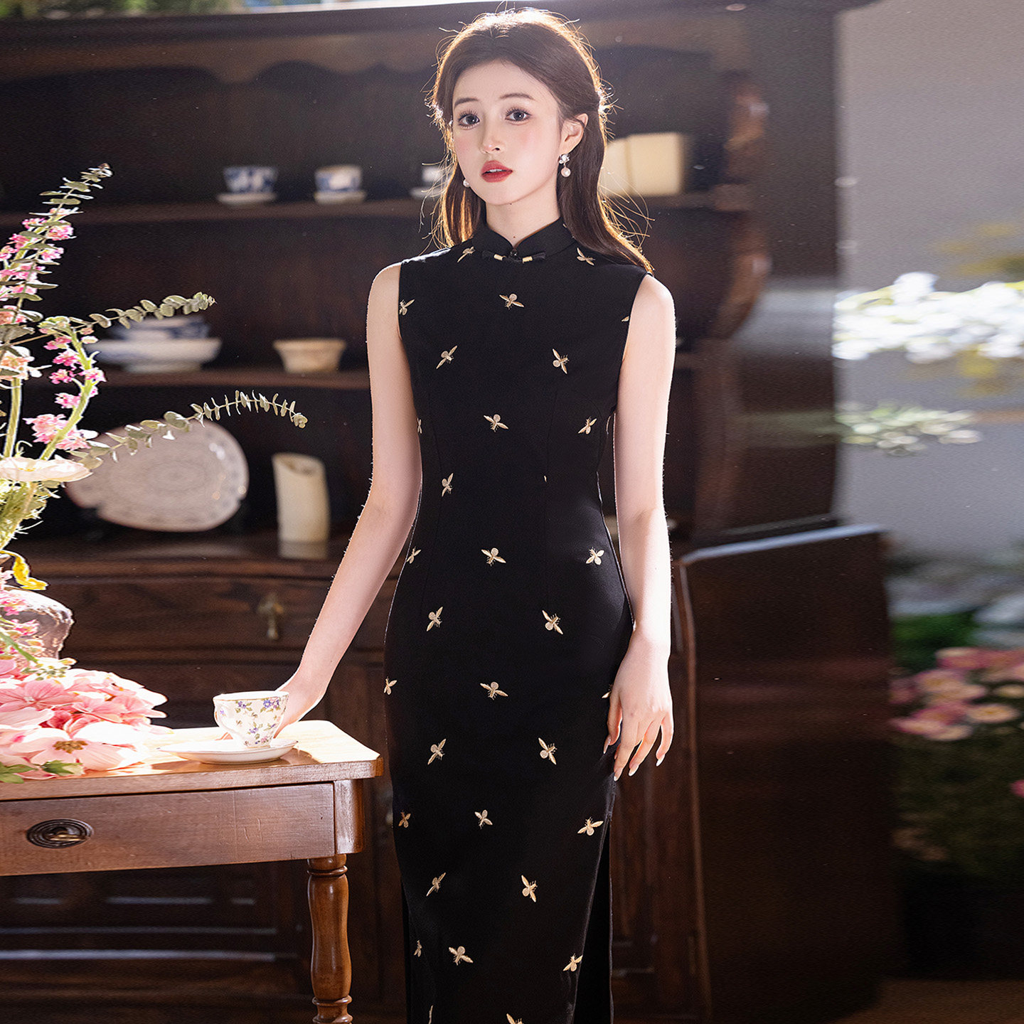 刺绣小蜜蜂黑色旗袍无袖改良年轻款2025新款小个子日常可穿高级感