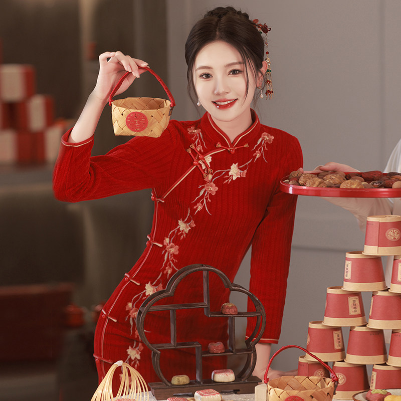 红色雪尼尔刺绣旗袍女新中式2025秋冬新款年轻款高级感敬酒服订婚