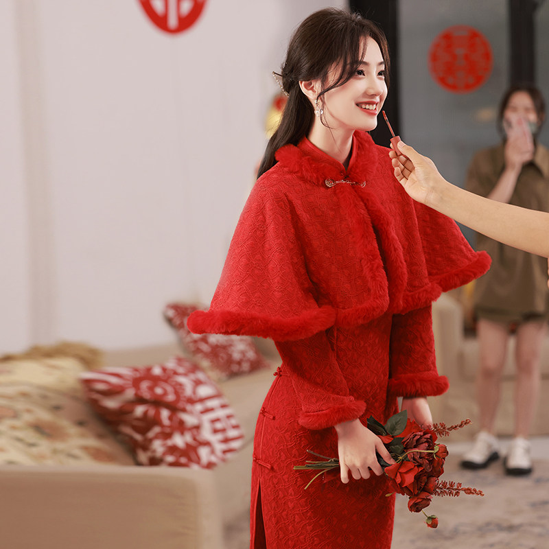 红色旗袍冬款加厚加绒年轻女2025年新款结婚新娘披肩两件套连衣裙