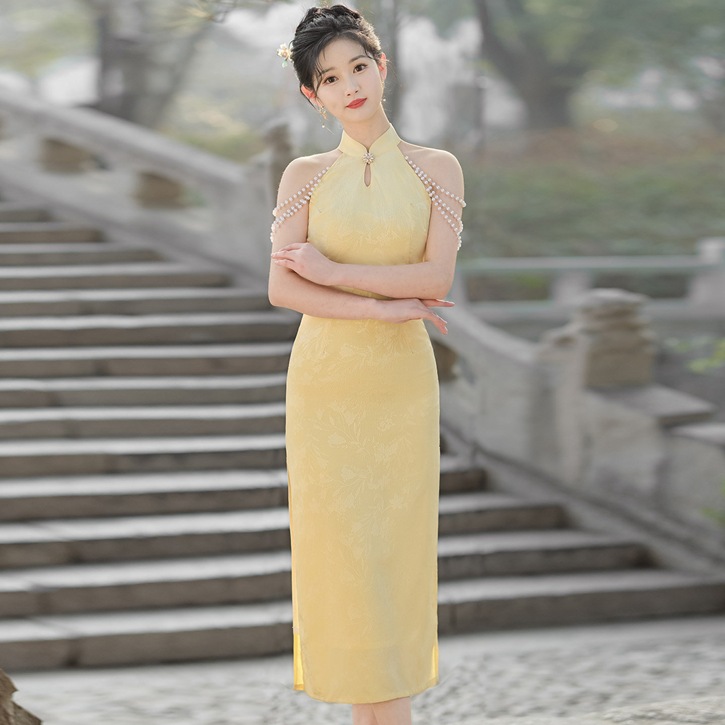 黄色无袖挂脖旗袍2025新款夏年轻款少女新中式小个子带珠链高级感