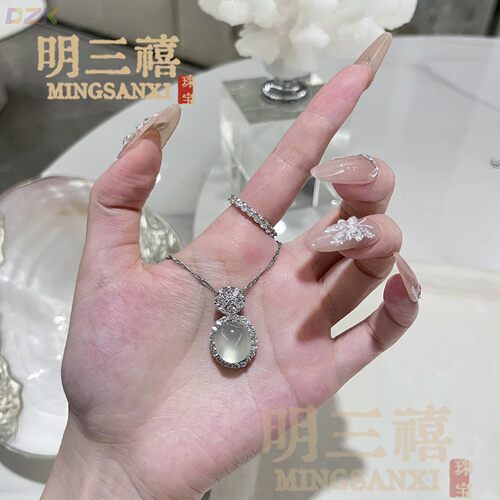 冰种玉髓圆形白玛瑙项链女高冰通透吊坠锁骨链轻奢高级感送女朋友