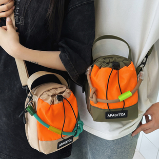 新款潮流斜挎包可放大容量水杯包便携水杯袋男女外出小背包手机包