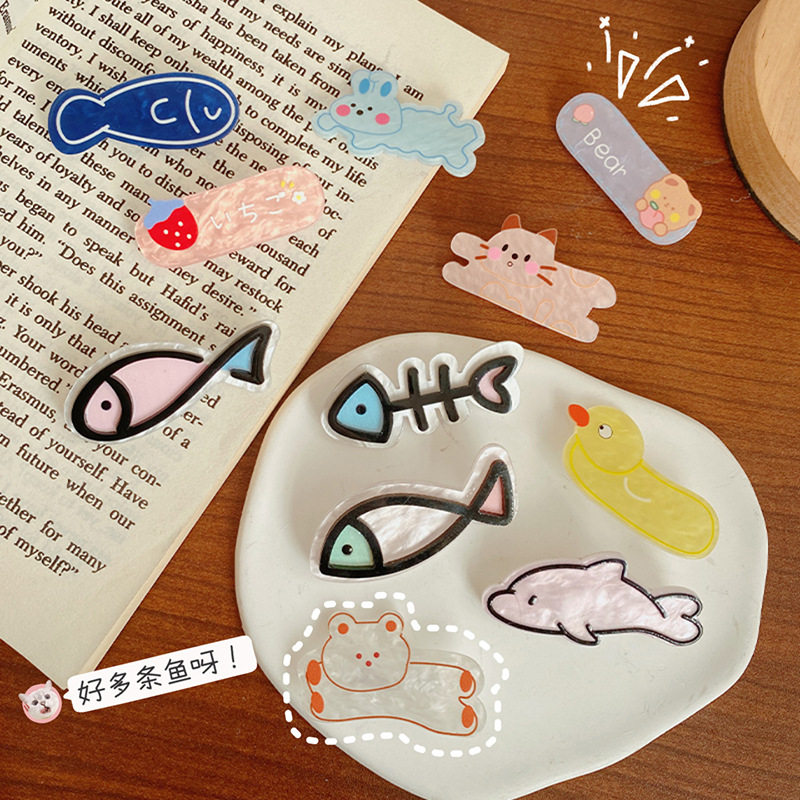 小红书同款可爱少女心小鱼干胸针亚克力立体动物胸扣新款装饰胸牌