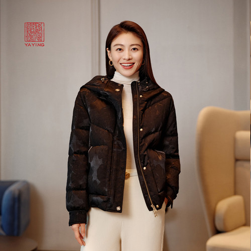 雅莹连帽白鹅绒暗纹保暖羽绒服