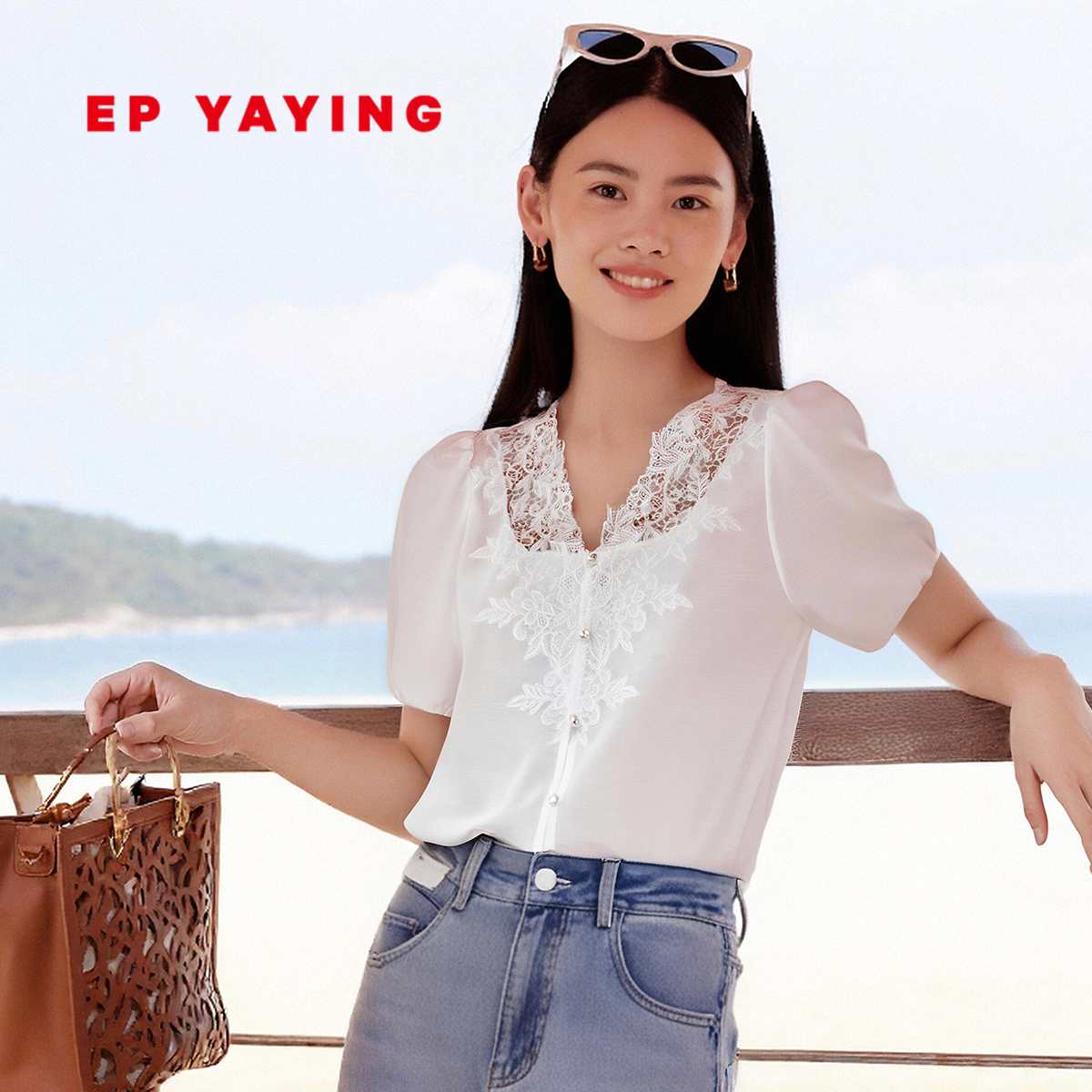 雅莹V领蕾丝拼接泡泡袖衬衫