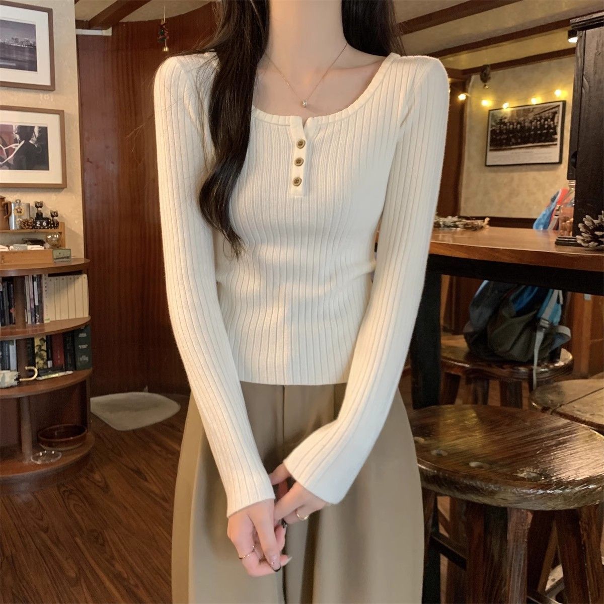 法式方领针织毛衣漏锁骨打底衫女2024秋冬肌理感修身纽扣长袖上衣