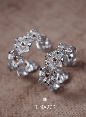 T.MAJOR 曼堂流光系列 绽放立体曼陀罗花金色花蕊小圆环耳环