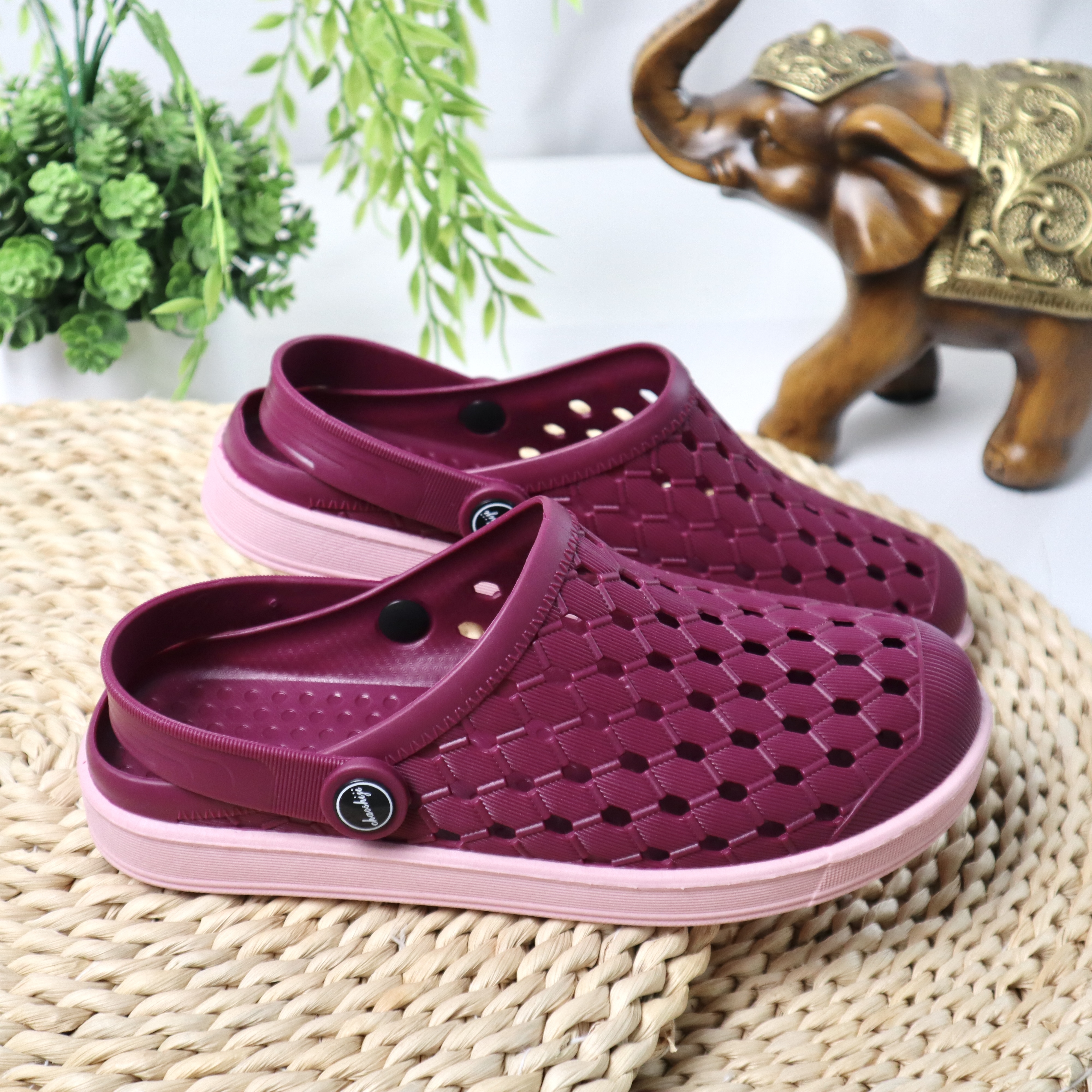 越南乳胶舒适风不磨脚洞洞凉鞋