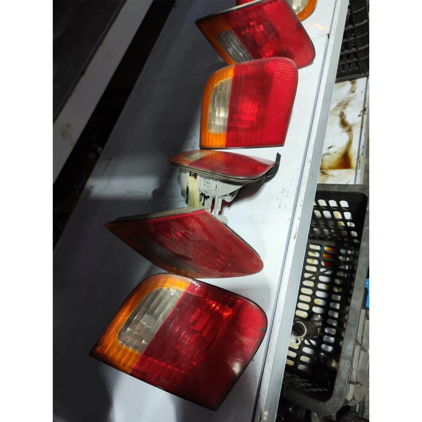 非实价议价议价宝马E46 四门尾灯，内尾灯，尾箱盖上的，100元一