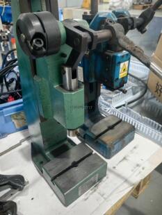 议价手压机,一台带返程自锁功能，一台不带。议价