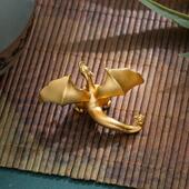 小众设计喷火龙摆件 黄金色动漫小龙摆件装 饰