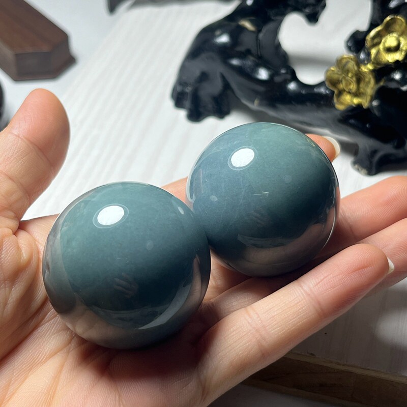 A货翡翠蓝水糯种按摩球带证书