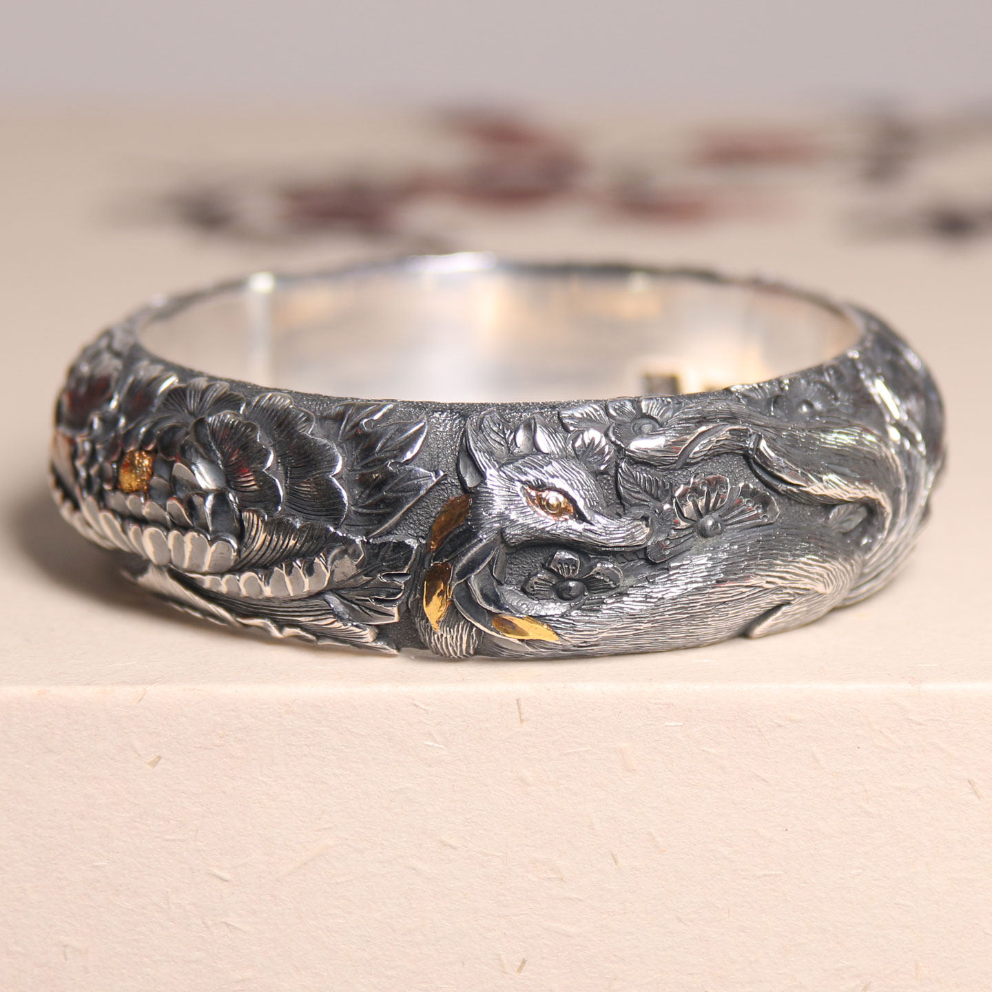 九尾灵狐金银错工艺手工錾刻足银999纯银手镯开口浮雕定制银镯子