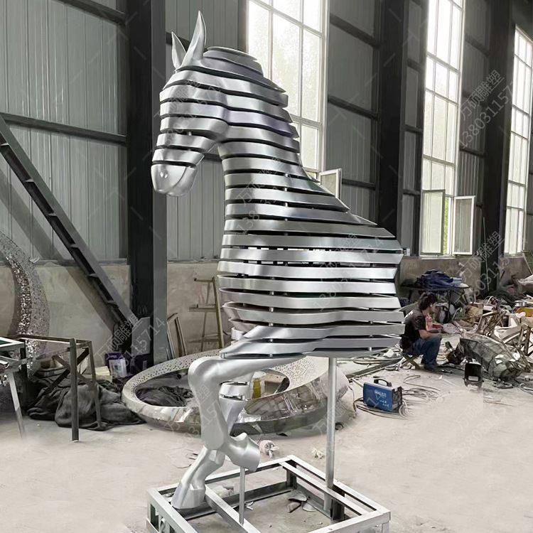大型不锈钢雕塑制作镜面抽象切条马落地摆件户外园林水景景观雕塑