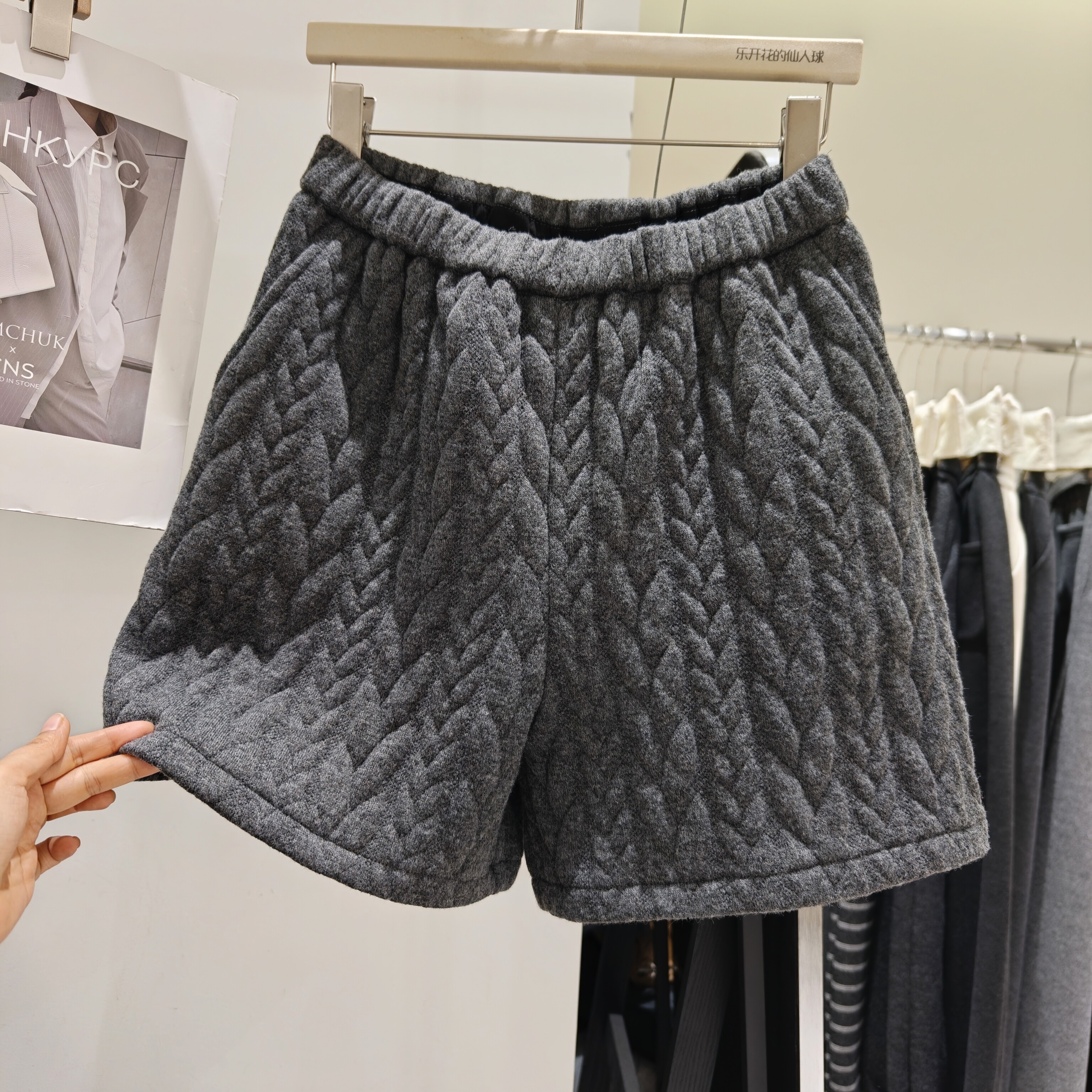 欧货高端复古时尚麻花五分休闲短裤女2025冬季高腰加厚显瘦靴裤潮