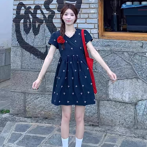 Yoursjin 刺绣蝴蝶结 v领显白显瘦藏青色娃娃裙连衣裙有系绳